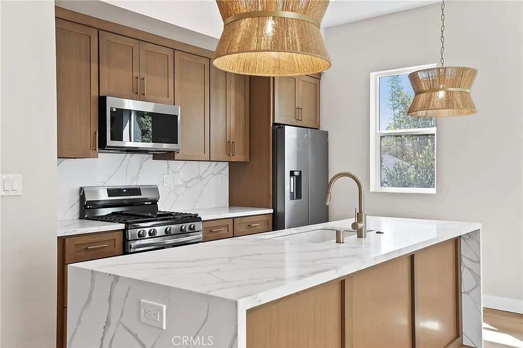 4 bed, 1925 sqft, $7,785 — Photo 2