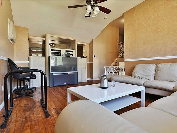 3rd image of 18 Monterey Ln
