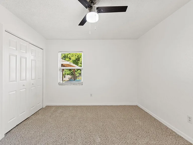 2207 S Lincoln Ave — Photo 18