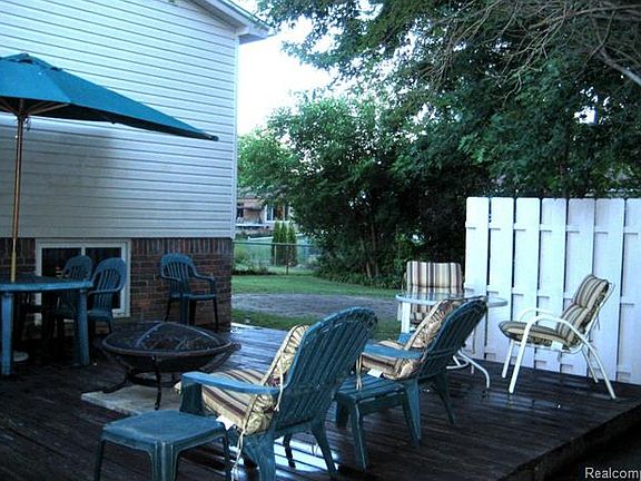 2nd image of 21470 Danbury St