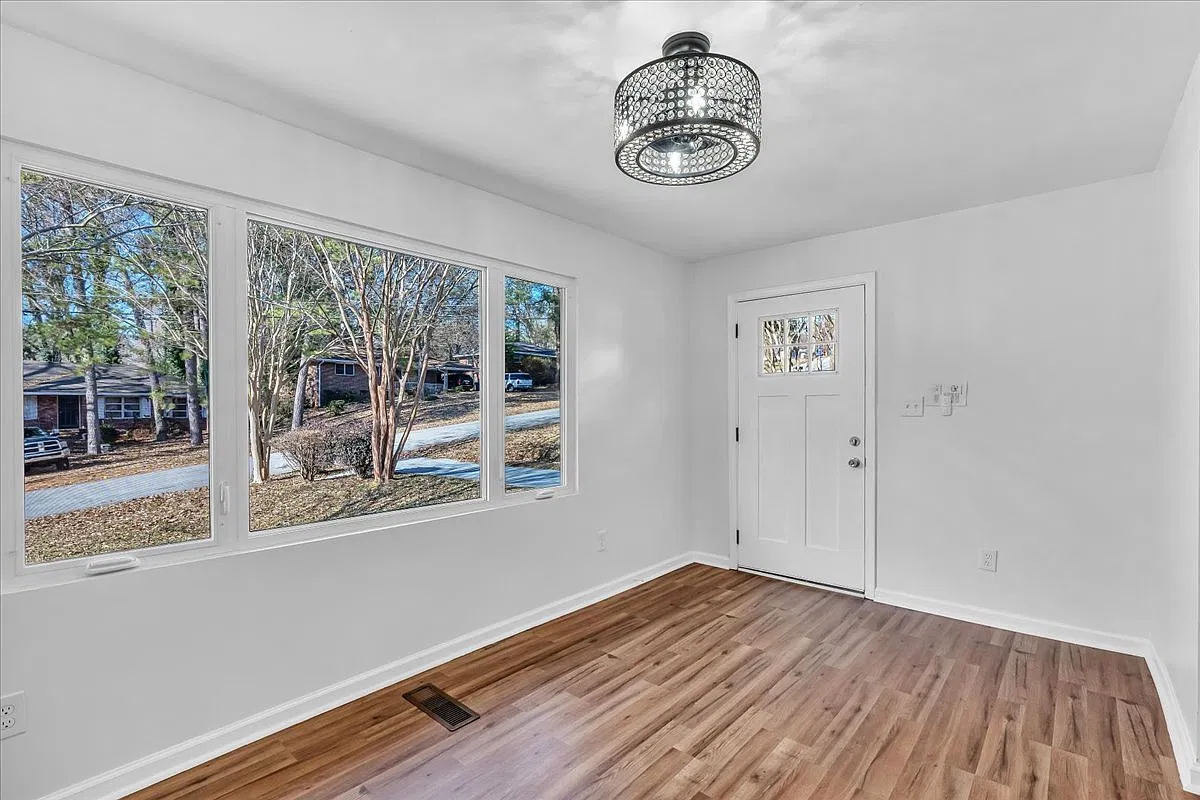 2142 Cloverdale dr - 1 — Photo 2