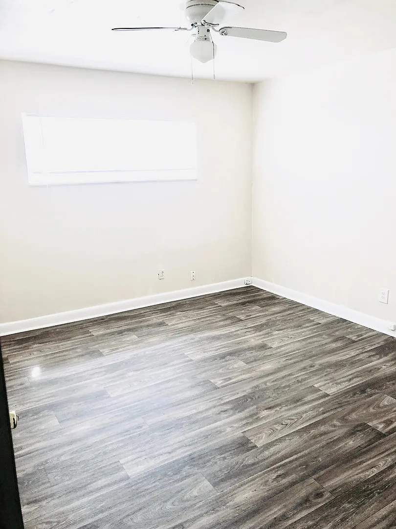 1744 Lyle Avenue — Photo 4