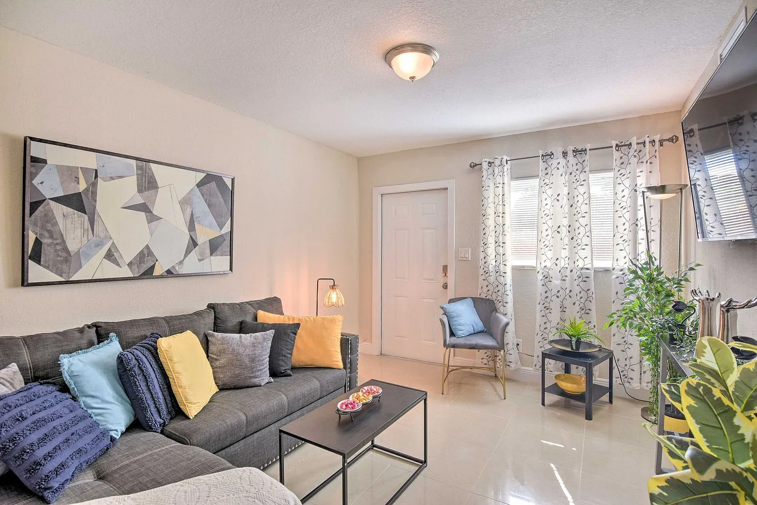 2 bed, 1.0 bath, 742 sqft, $2,322 — Photo 3