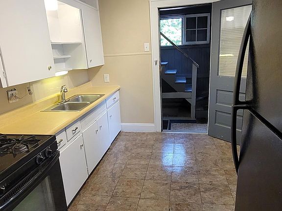 3rd image of 109 N Rose Blvd APT 2