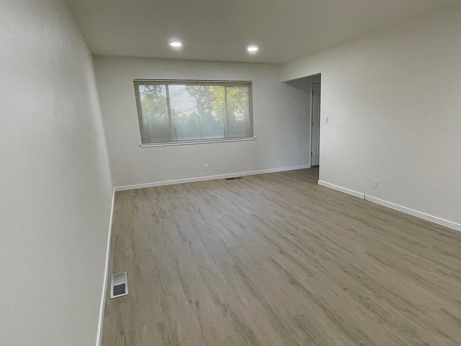 647 W Beverly Dr — Photo 4