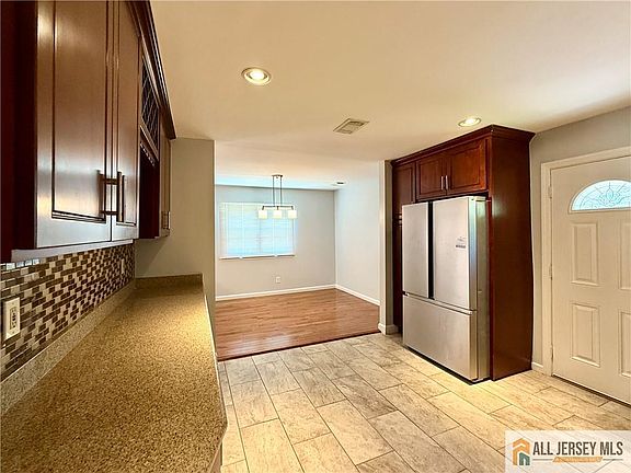 5th image of 44 Drake Rd