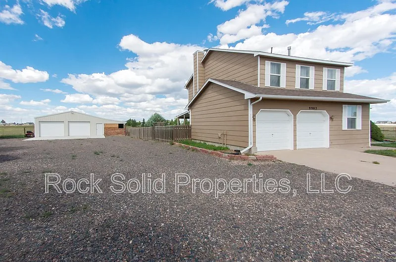 6 bed, 3.0 bath, 2471 sqft, $3,295 — Photo 4