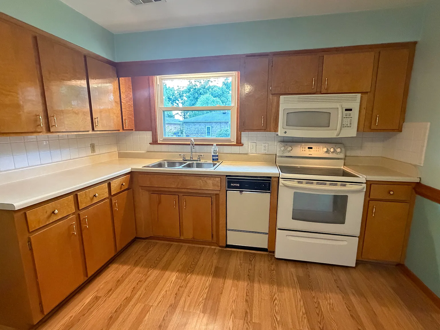 3 bed, 1300 sqft, $2,400 — Photo 4