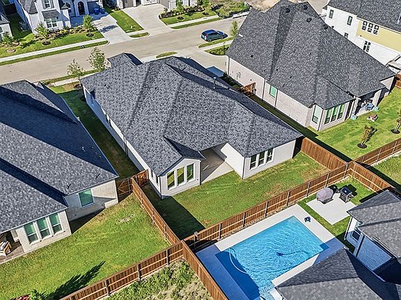 5th image of 916 Montrose Dr