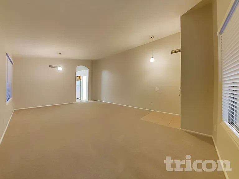 15833 W Moreland St — Photo 4