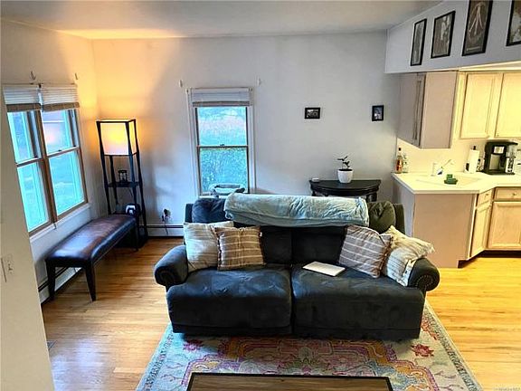 4th image of 2 Hickory Ln