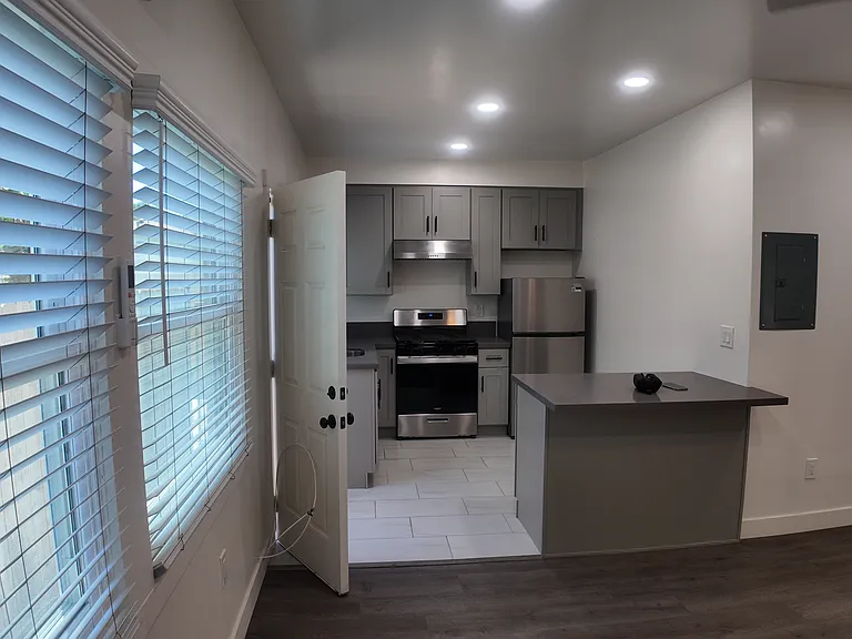 901 Coronado Ave #9 — Photo 6
