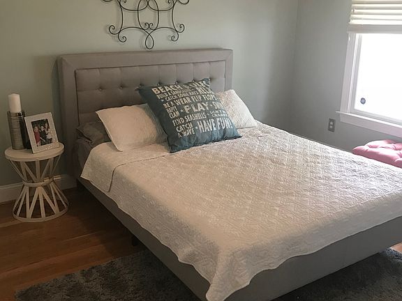 1 of 2 guest bedrooms