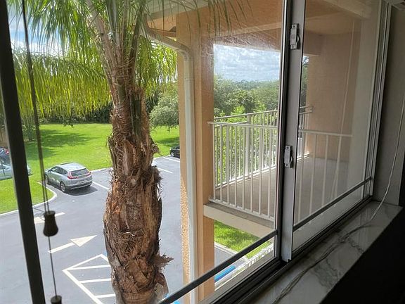 4th image of 211 SW Palm Dr APT 305