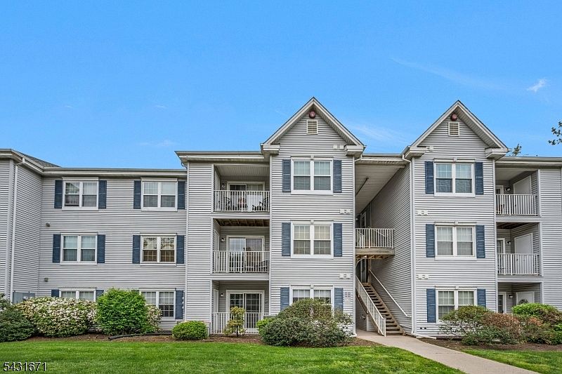 1st image of 213 Stratford Pl