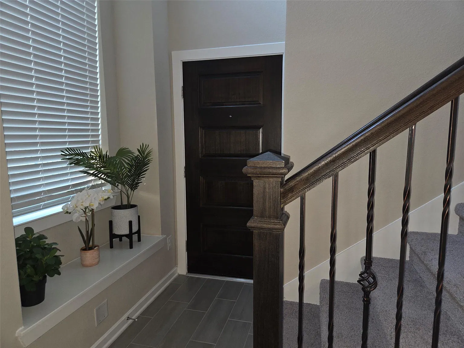3 bed, 2.5 bath, 1945 sqft, $2,700 — Photo 2