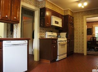 10 Terrace Dr, Great Neck, NY 11021