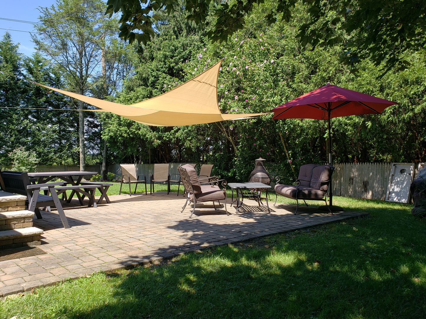  Private Back Yard For Entertaining