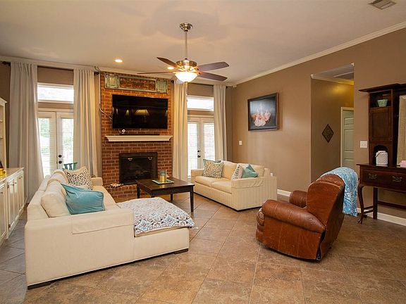 5th image of 212 Deerfield Blvd