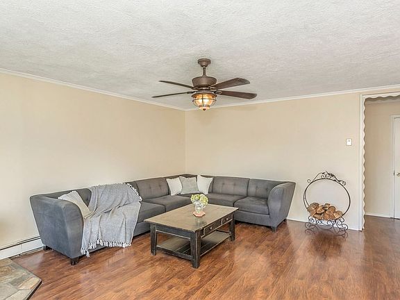 4th image of 201 Center Ln