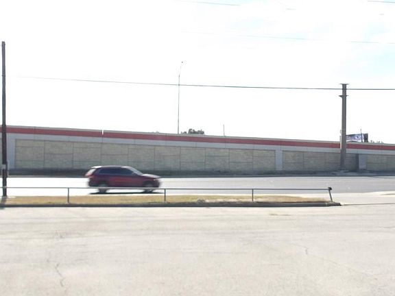 3rd image of 2803 S Expressway 83