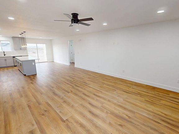 4th image of 445 Emerald Ct