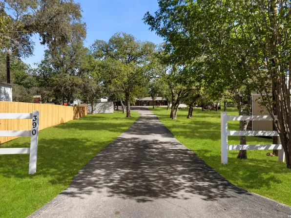 390 Galveston St, Bandera, TX 78003