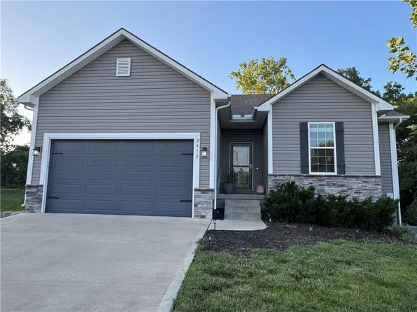 2412 NW Peekaboo Ct, Blue Springs, MO 64015