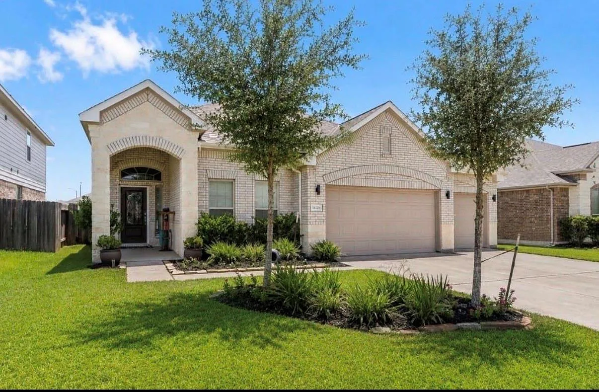3 bed, 2.0 bath, 2009 sqft, $2,300 — Photo 2