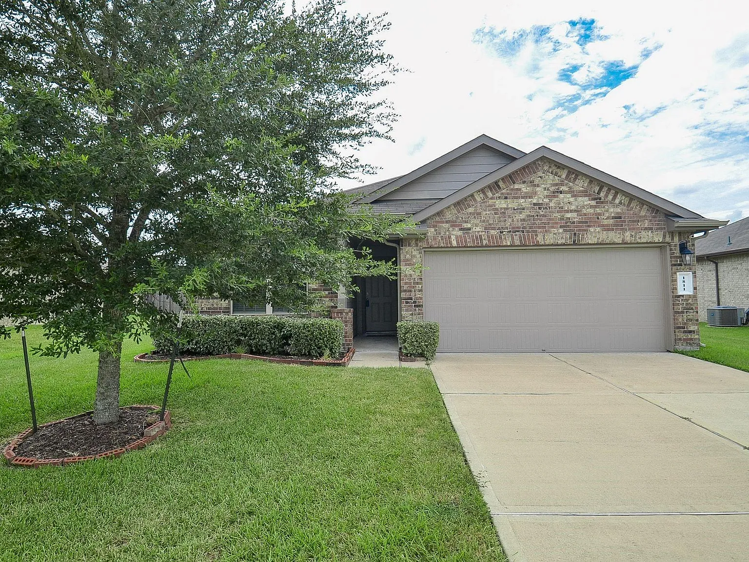 3 bed, 2.0 bath, 1465 sqft, $2,200 — Photo 2