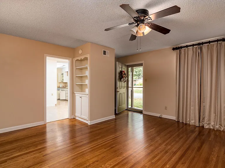 9601 Temple Dr — Photo 7