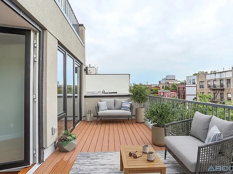 682 Hancock St #4A — Photo 1