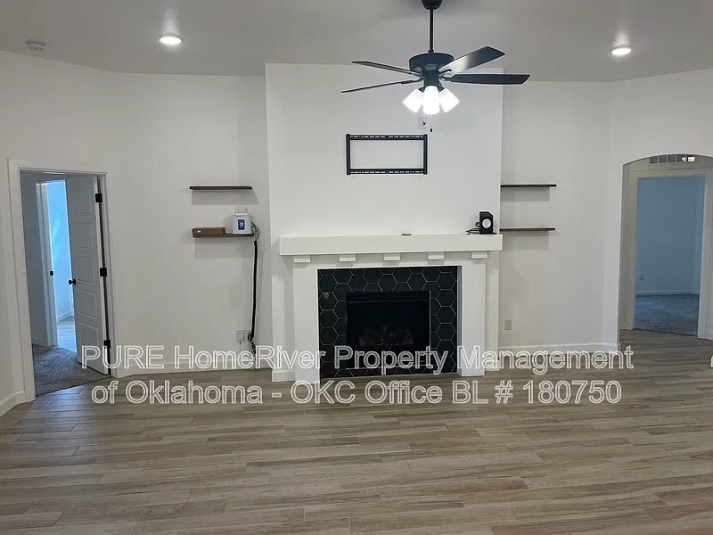 3 bed, 2.0 bath, 1965 sqft, $2,175 — Photo 2