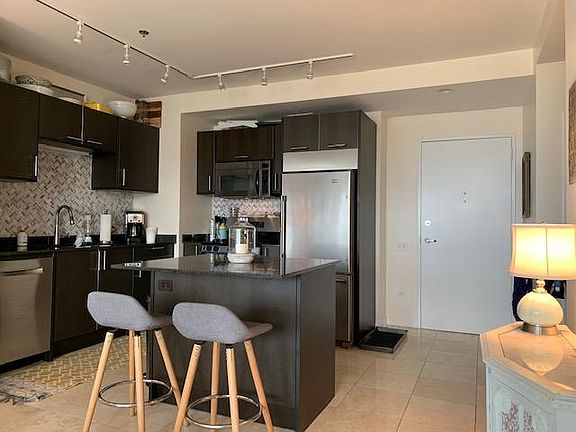4th image of 510 W Erie St #18