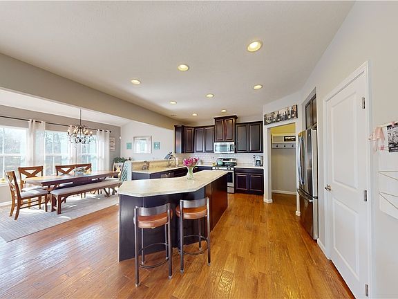 5th image of 10170 Colton Ave