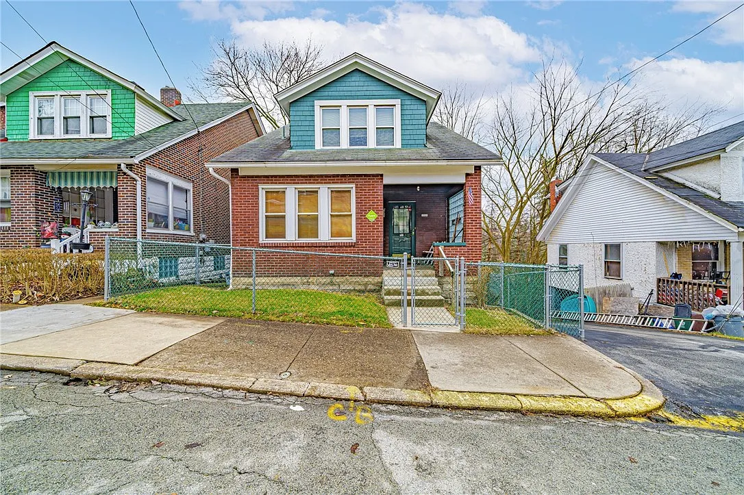 1348 Woodlawn Ave photo 1