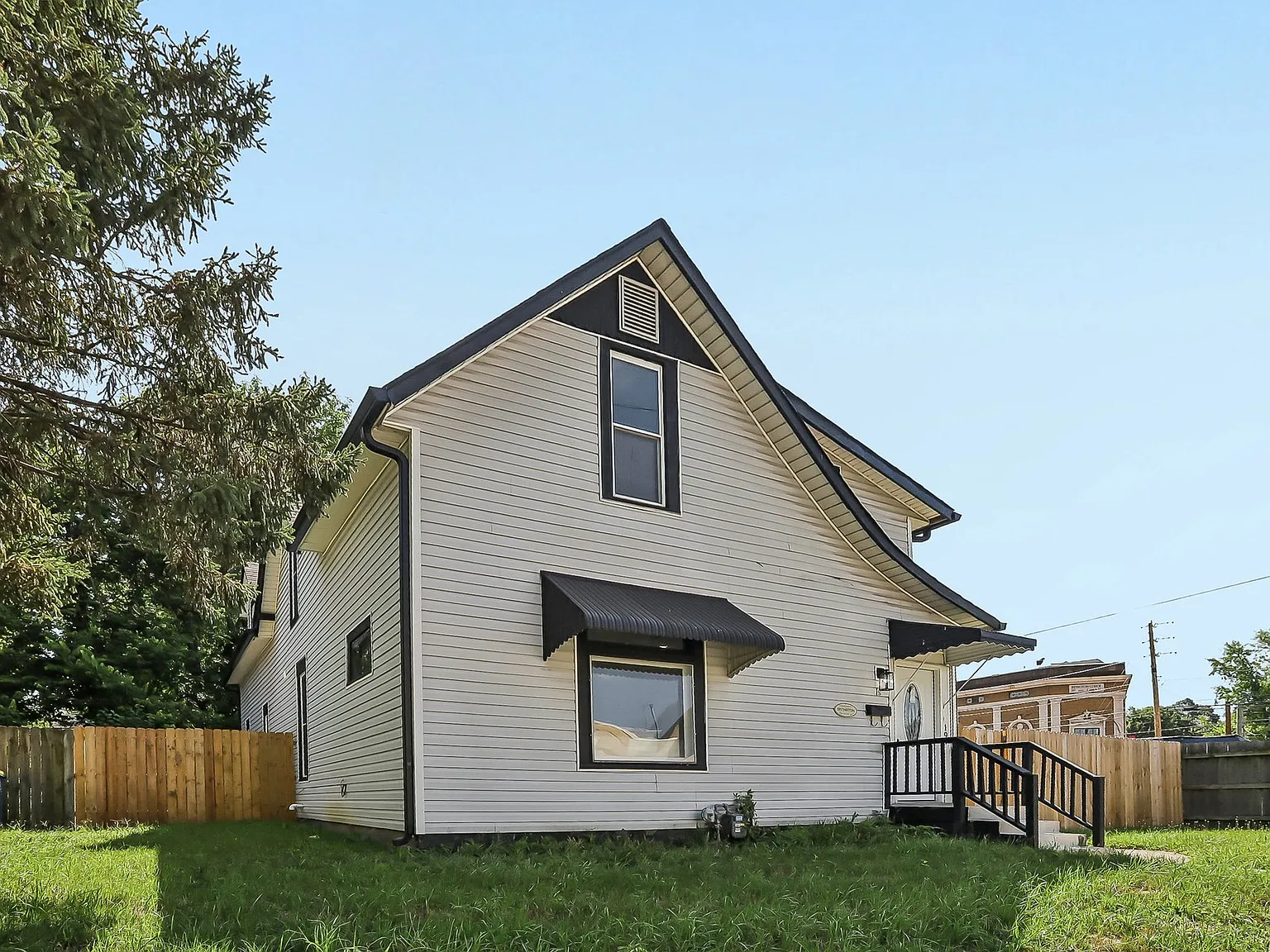 5 bed, 3897 sqft, $3,200 — Photo 3
