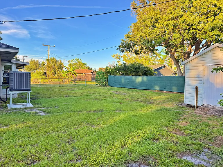 219 Crescent Ct E — Photo 36