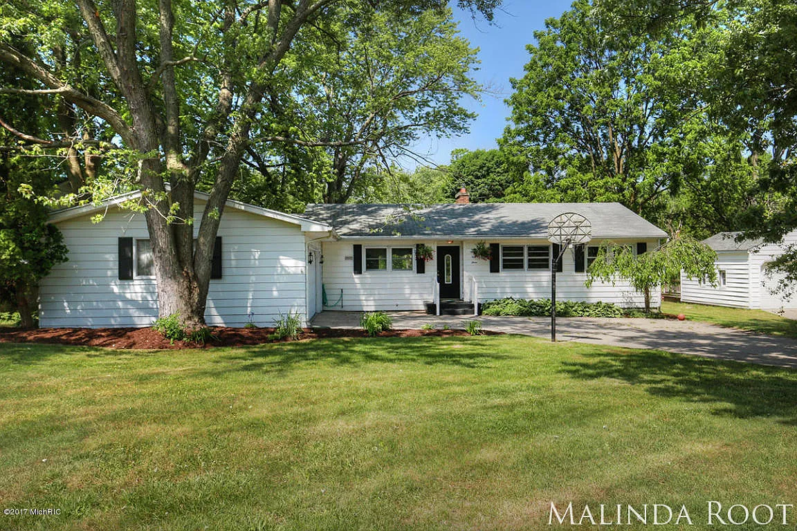 453 Northland Ct NE photo 1