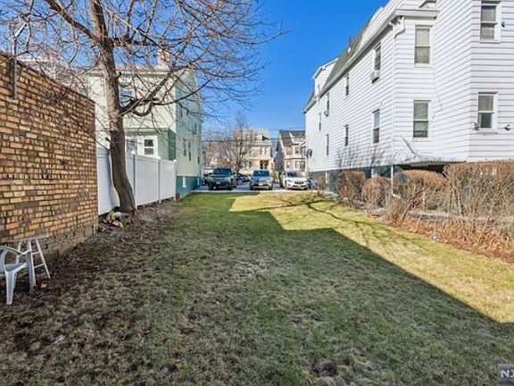 5th image of 419-423 N 7th St