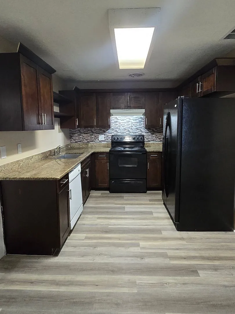 Four bedroom two bath — Photo 4