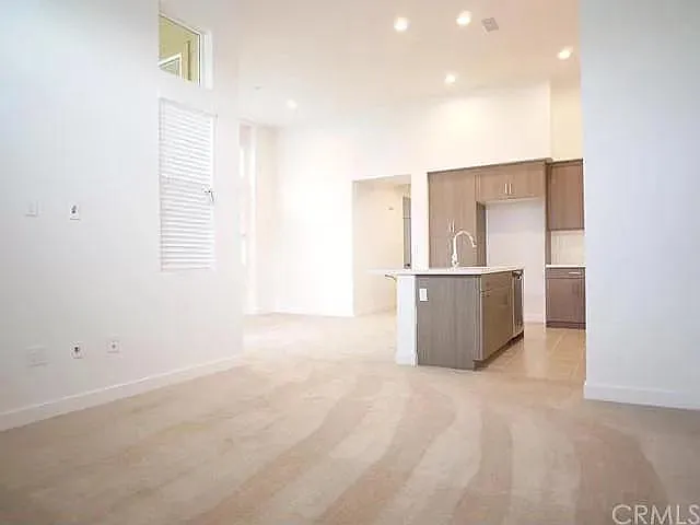 3 bed, 3.5 bath, 1900 sqft, $3,200 — Photo 4