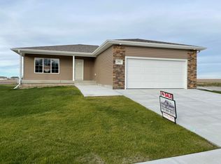 2911 Lakeview Cv, Hastings, NE 68901