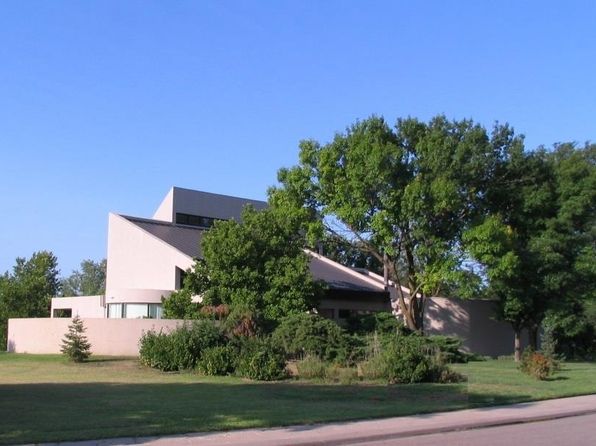 4805 Quail Creek Dr, Great Bend, KS 67530