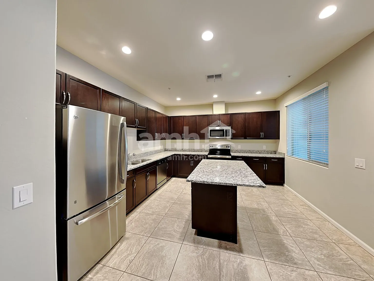 3 bed, 2.5 bath, 2077 sqft, $1,905 — Photo 3