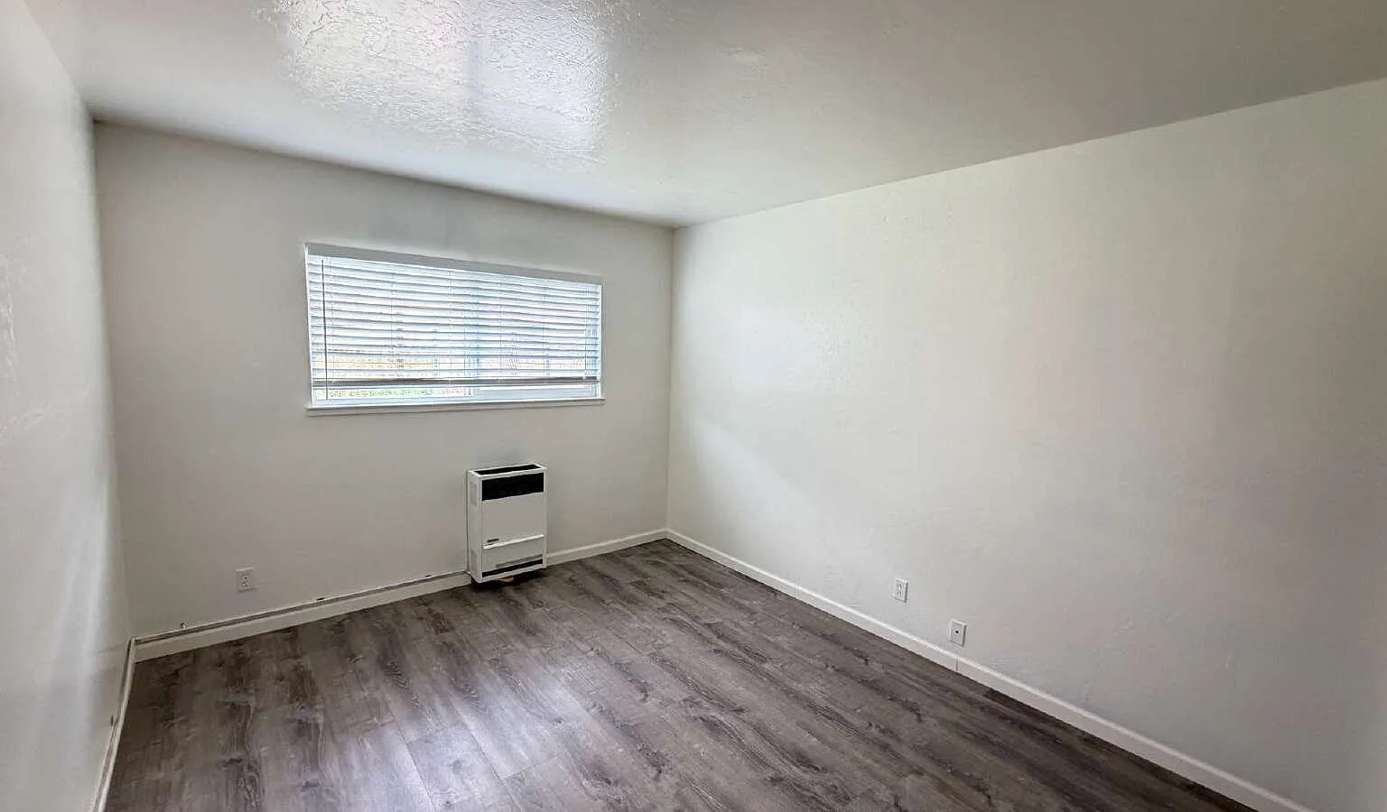 2 bed, 1.0 bath, 1322 sqft, $2,400 — Photo 1