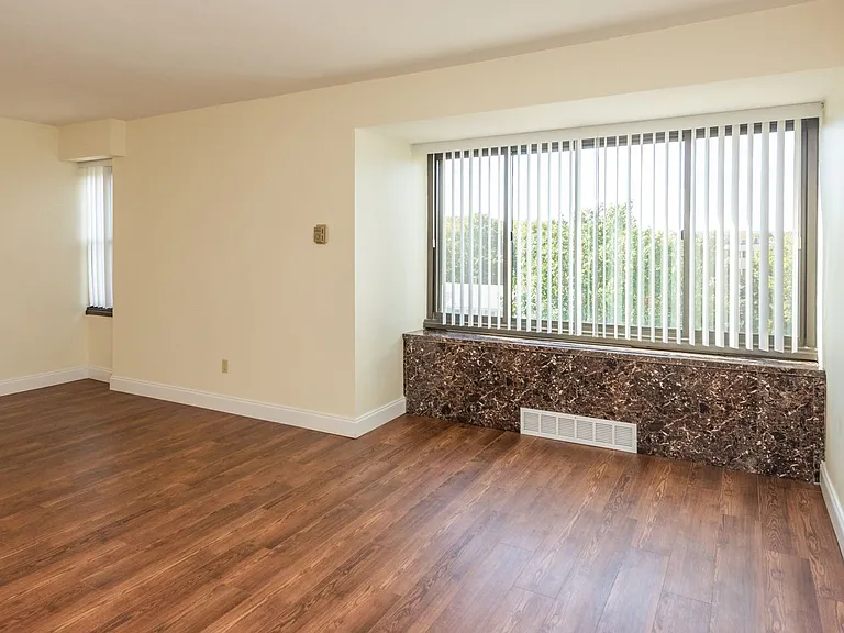 Lakewood Apartments — Photo 35