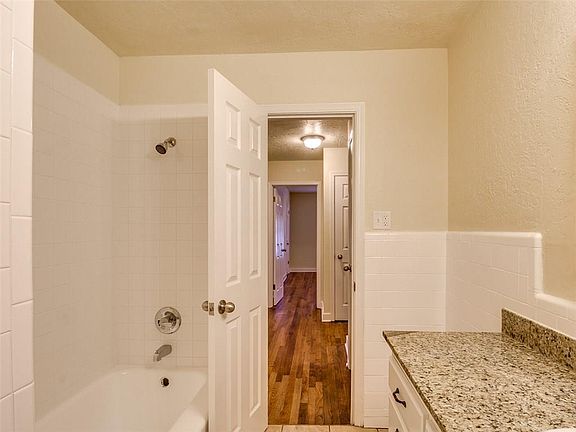 4th image of 1001 Missouri St