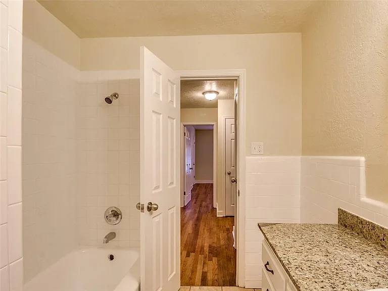 1001 Missouri St — Photo 4