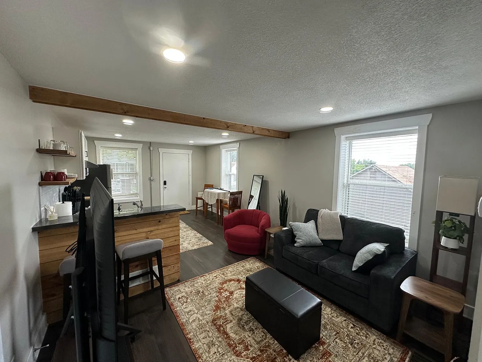 731 Lyons Ave — Photo 2